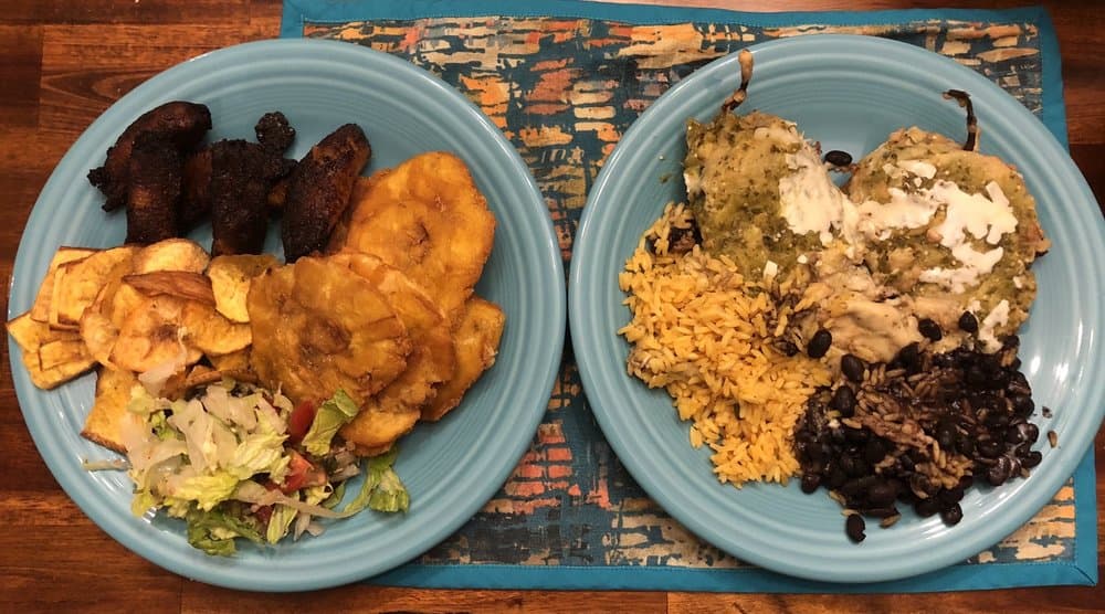 <b>Blue Corn Café</b>
<br>Dirección: 716 9th St Durham, NC 27705
<br>Teléfono: (919) 286-9600
<br>Sitio web:
<a href="https://bluecorncafedurham.com/">https://bluecorncafedurham.com/</a>
<br>
<a href="https://www.yelp.com/map/blue-corn-cafe-durham">Cómo llegar</a>
<br>
<br>Sus dueños describen el restaurante, así: “Especialidad en ingredientes y cervezas de origen local. Nuestra ecléctica cocina latina de fusión está cuidadosamente preparada con carnes, pescados y aves de origen local junto con quesos y verduras artesanales locales”.