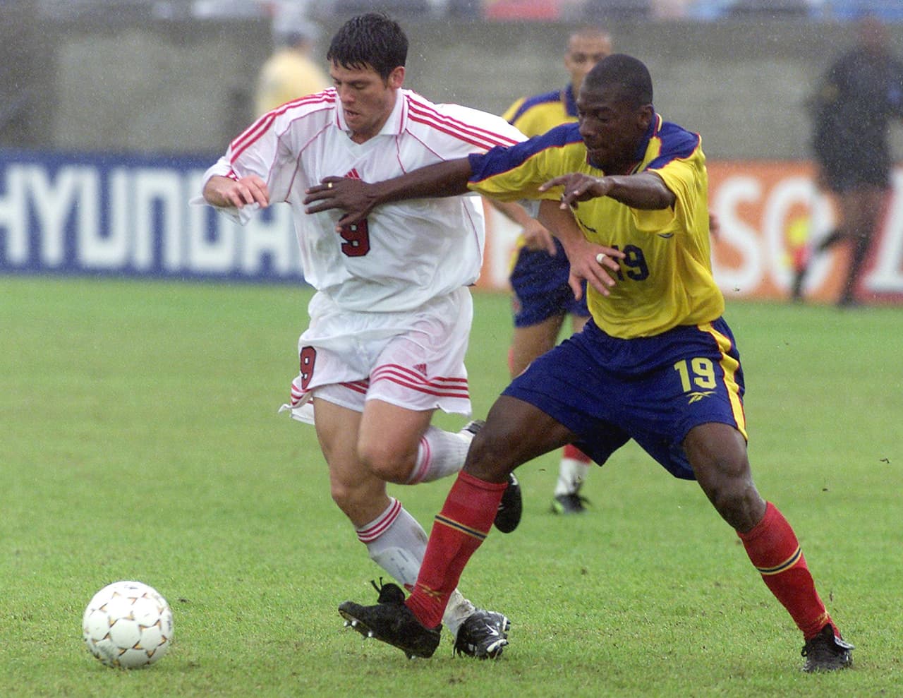 Además Colombia ha participado en 1 Copa Oro, en el 2000 cuando finalizó como subcampeón. También ha participado en una Copa Confederaciones en el 2003 finalizando en tercer lugar.