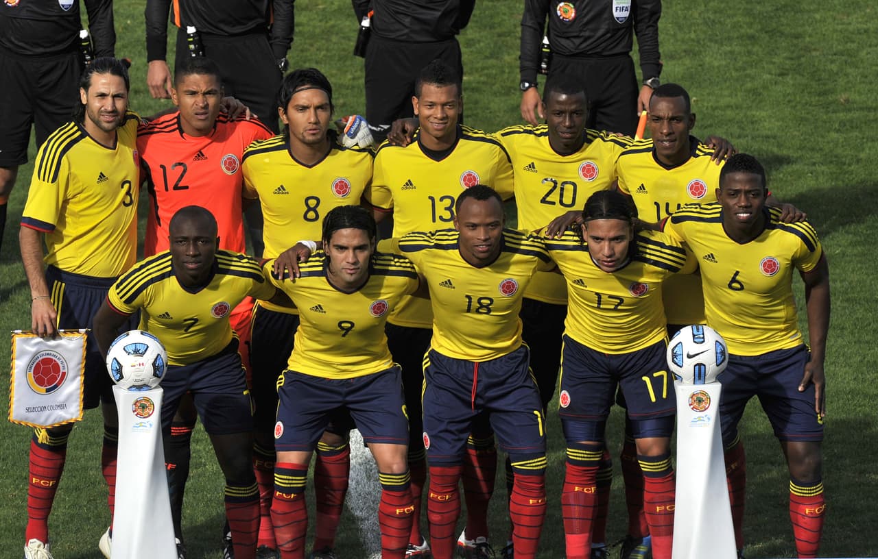 El uniforme de Colombia es de color amarillo en la playera, con short azul marino y calcetas amarillas. Al equipo también se les conoce como La Tricolor, Los Cafeteros o la Fiebre Amarilla.
