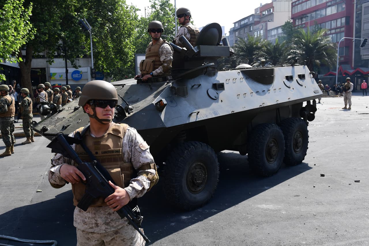 Piñera aseguró que "el objetivo de este estado de emergencia es muy simple, pero muy profundo (...) Garantizar los derechos de todos y cada uno de los ciudadanos que están siendo seriamente violados por la acción de verdaderos criminales, que no respetan nada ni a nadie".