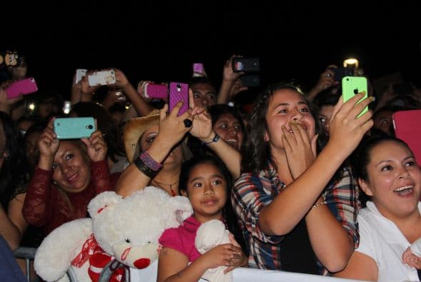 El Dasa revolucionó Phoenix con su voz y carisma, enloqueciendo a miles de fans que los esperaban ansiosas. El chulo causó furor con sus movimientos sexy y desafió seguridad para acercarse y bailar con sus consentidas.