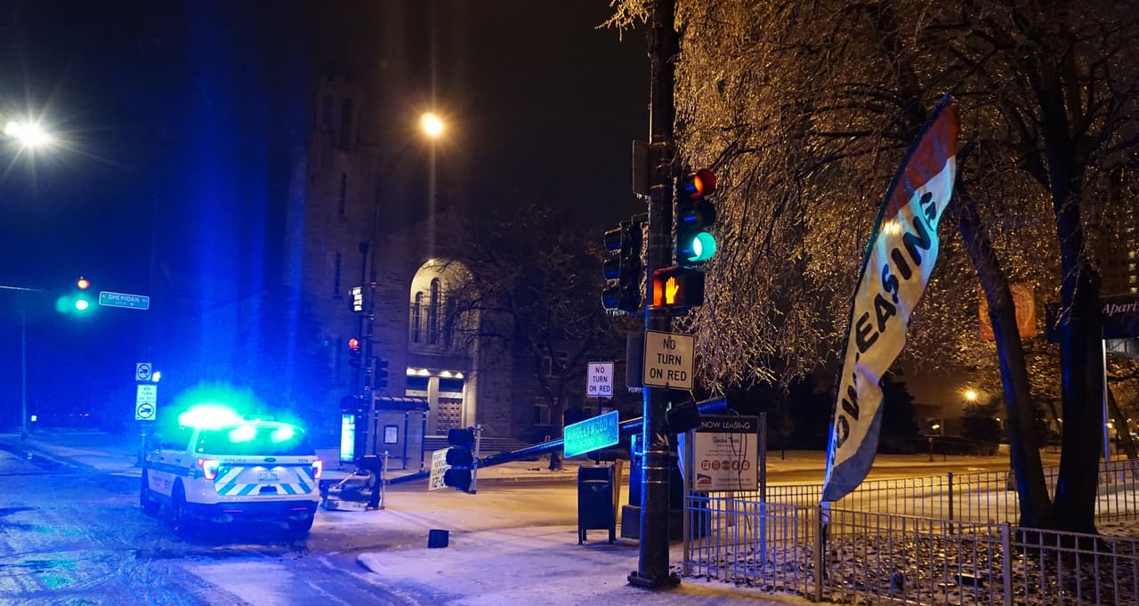 Debido al hielo, Chicago y sus alrededores enfrenta problemas en escuelas y el transporte