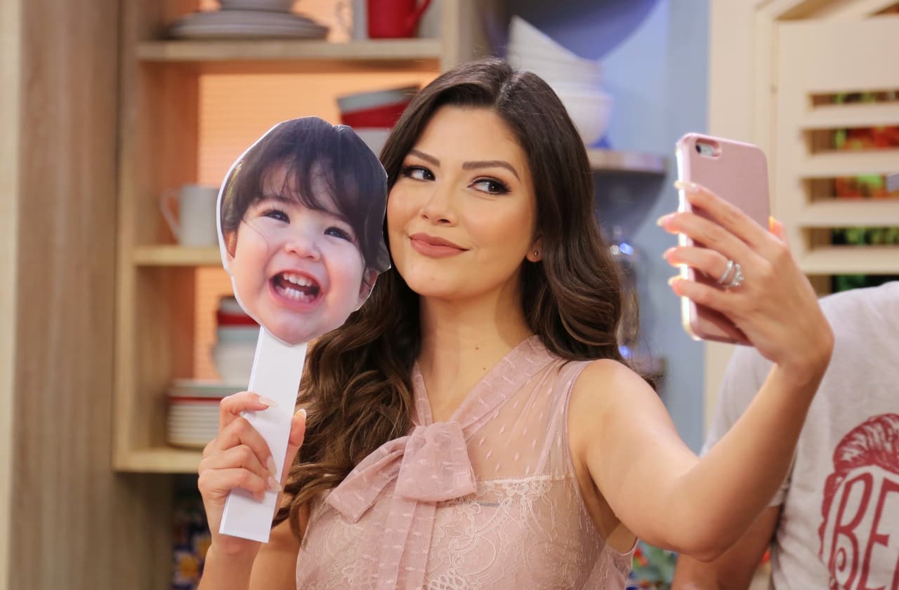 La 'selfie' no podía faltar. Ana tomámdose foto con el retrato de Baby Giulietta.