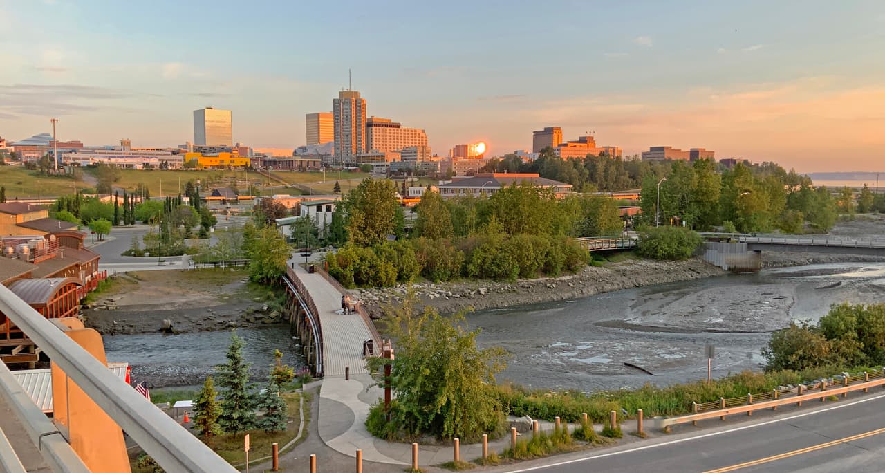 <h3 class="cms-H3-H3">3. Anchorage, Alaska</h3>
<br>
<br>En 2020, la tercera zona metropolitana más peligrosa del país informó 3,576 delitos violentes, 
<b>lo que representa una tasa de 1,171 por cada 100,000 habitantes</b>, aunque los homicidios disminuyeron de 34 en 2019 a 18 en 2020. De acuerdo con las autoridades, los asesinatos suelen involucrar disputas domésticas y, cada vez más, el uso de drogas. 
<br>