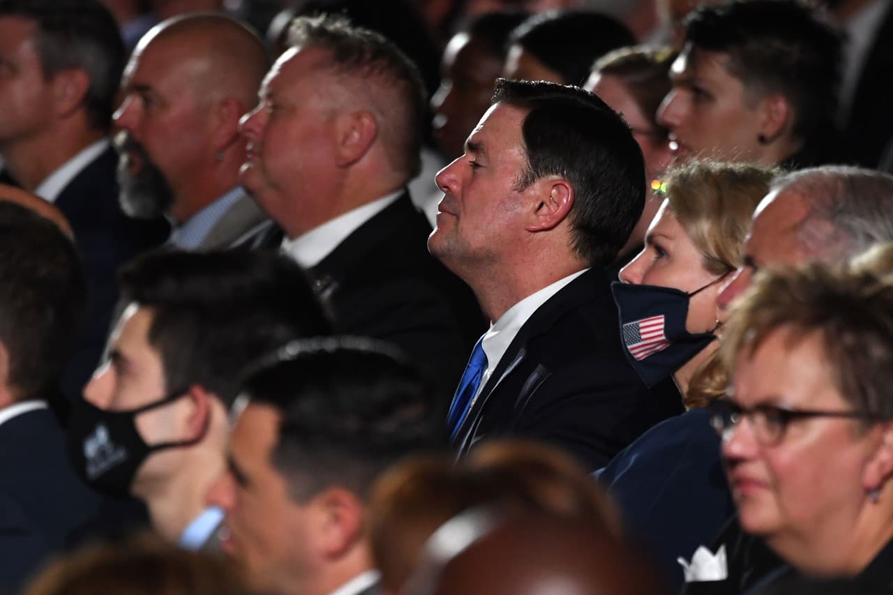 Doug Ducey promueve uso de la máscara, pero aparece sin ella en discurso de aceptación de Trump