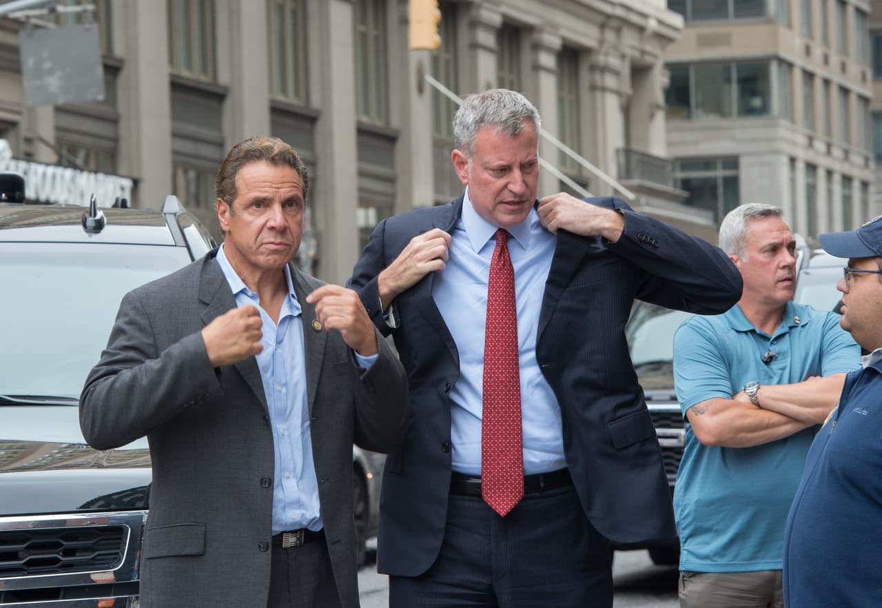 El gobernador de Nueva York, Andrew Cuomo, y el alcalde de la ciudad, Bill de Blasio, en tensa calma durante el recorrido por la calle 23, en Chelsea.