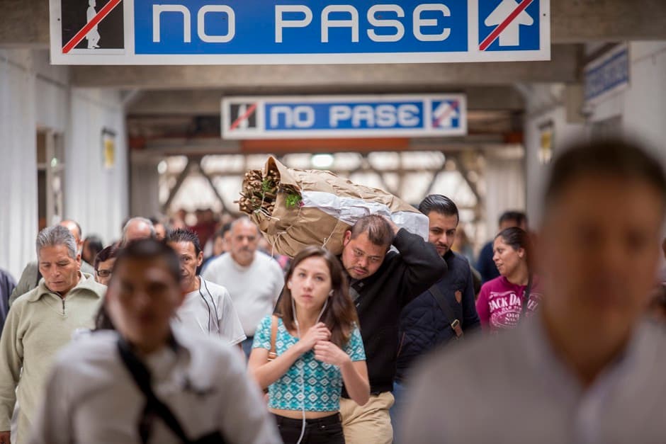 Gente viajando al trabajo por el transporte público de Ciudad de México.