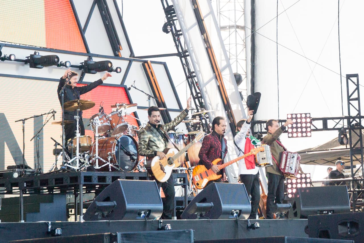 Los Tigres del Norte arrancaron el show en el que le pidieron a su público que votara en las próximas elecciones presidenciales y cantaron ‘Somos más americanos'. Foto: David Maris.