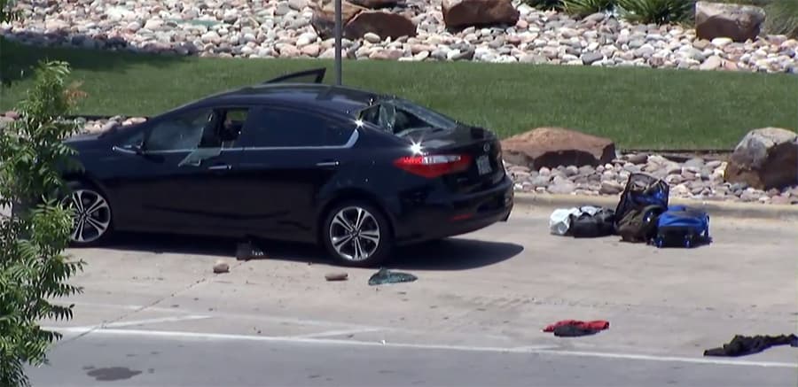 El auto donde viajaba la mujer y que el sospechoso atacó con piedras.