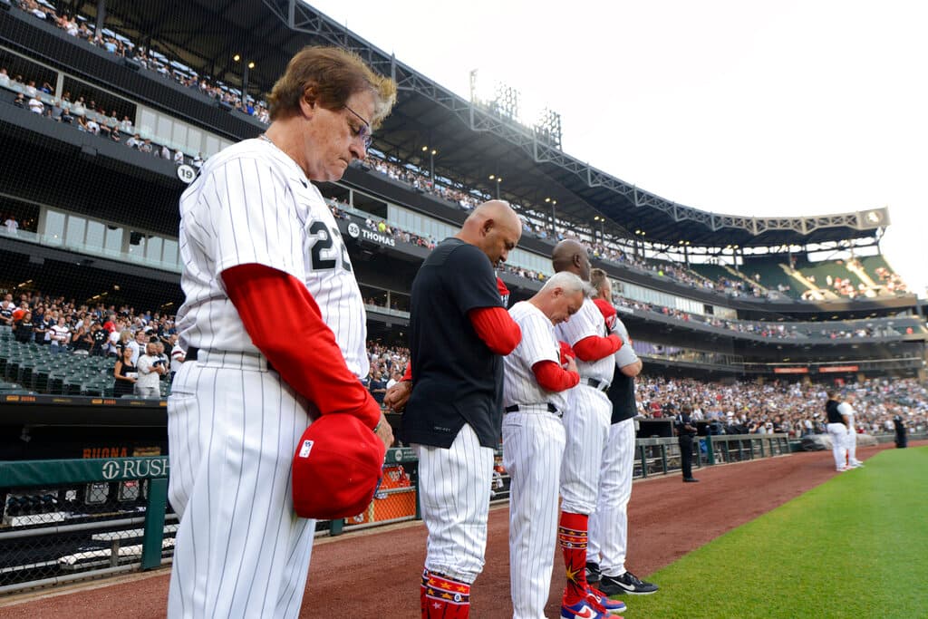 El mánager de los Medias Blancas de Chicago, Tony La Russa, y sus entrenadores en el momento de silencio.
