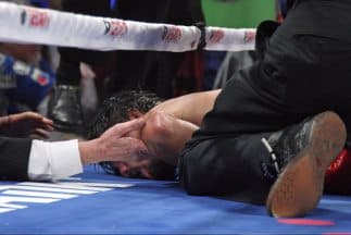 Hombre de la tercera edad le da una paliza a un joven en el ring