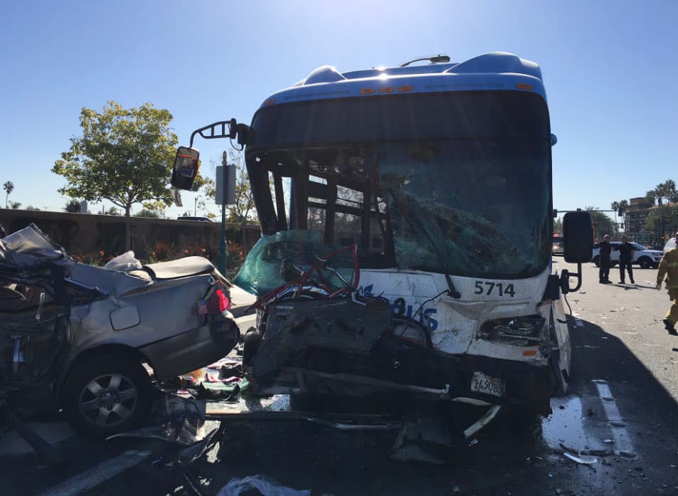Un muerto y 17 heridos en accidente de autobús en Anaheim