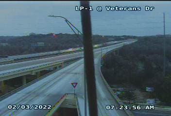 <b>¿Qué artículos debes tener en tu carro?</b>
<br>
<ul>
 <li class="li1">Cuerda de remolque</li>
 <li class="li1">Cobija</li>
 <li class="li1">Botas y ropa invernal</li>
 <li class="li1">Linterna</li>
 <li class="li1">Agua y meriendas</li>
 <li class="li1">Cargador de celular</li>
 <li class="li1">Cables puente</li>
</ul>