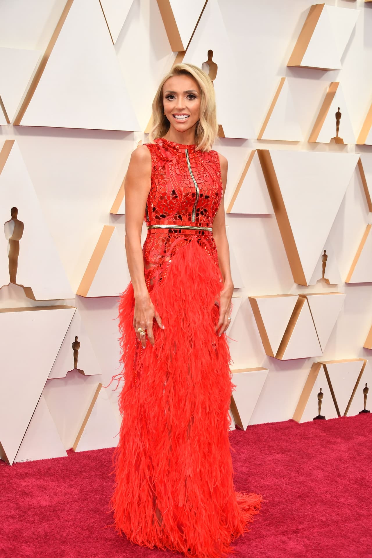 De rojo, con lentejuelas y plumas, Giuliana Rancic no quedó a deber en la alfombra roja de los premios Oscar 2020.