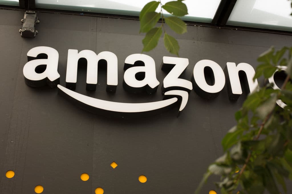 <b>Puesto 1</b>.- 
<b><a href="https://www.univision.com/noticias/inmigracion/durante-el-prime-day-activistas-exigen-a-amazon-poner-fin-a-su-relacion-con-ice">Amazon</a></b> ocupa 
<b>el primer lugar de las marcas más valiosas de 2019</b>. El reporte de 
<a href="http://online.pubhtml5.com/bydd/ksdy/" target="_blank"><i>BrandZTM</i></a> menciona que la compañía ha incrementando las inversiones en una serie de empresas que fortalecen su negocio principal, entre ellas la empresa de nueva creación de automóviles 
<a href="https://aurora.tech/" target="_blank"><i>Aurora</i></a>, 
<a href="https://rivian.com/" target="_blank"><i>Rivian</i></a>
<i> </i>de vehículos eléctricos y 
<a href="https://www.amazon.com/Amazon-Prime-Air/b?ie=UTF8&node=8037720011" target="_blank"><i>Amazon Air</i></a>. También 
<b><i>Amazon</i></b> adquirió este año la farmacia en línea 
<a href="https://www.pillpack.com/" target="_blank"><i>PillPack.</i></a> El 
<b>valor de la marca de <a href="https://www.univision.com/local/chicago-wgbo/amazon-llevara-acabo-ferias-de-empleo-en-todos-los-estado-unidos-incluido-chicago-busca-llenar-30-000-empleos" target="_blank"><i>Amazon</i></a></b> 
<b>creció cerca de 108,000 millones de dólares en un año</b>.
