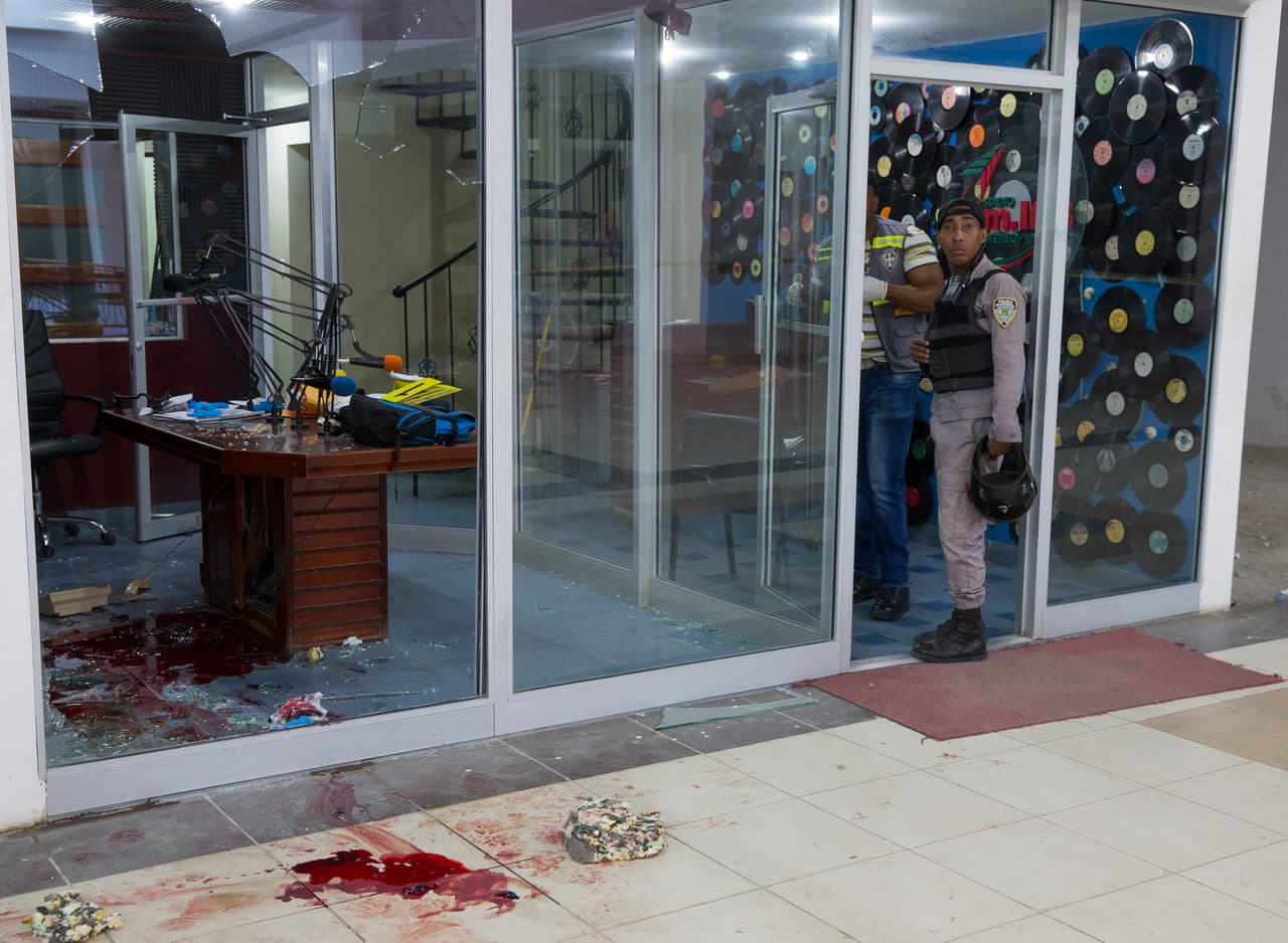 La emisora donde asesinaron a los comunicadores está en un centro comercial de San Pedro de Macorís.