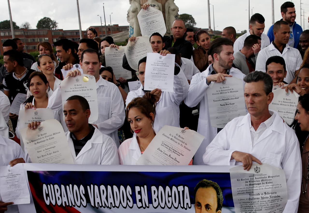 EEUU podría recibir a unos 2,000 médicos cubanos que se quedaron en el limbo con medida de Obama