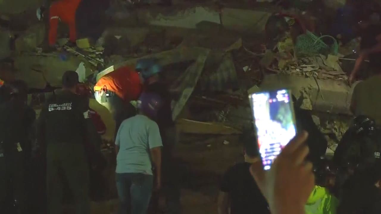 Imágenes en vivo muestran labores de rescate por terremotos en Venezuela