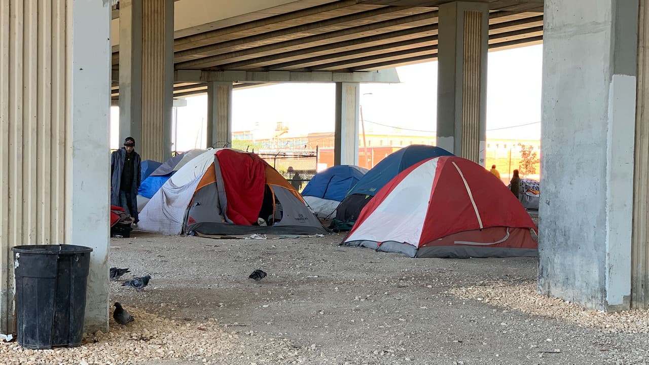 Muchos de ellos duermen en casas de campaña instaladas debajo de los puentes en el este del centro de Houston.