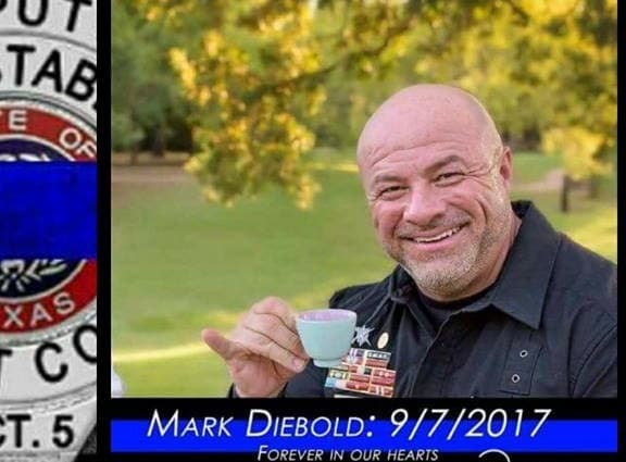 Muere un agente de Texas que se volvió famoso por ayudar a una mujer a dar a luz