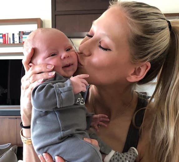 Y con una diferencia de 30 minutos, la extenista también mostraba al mundo su faceta como mamá junto a Nicholas.