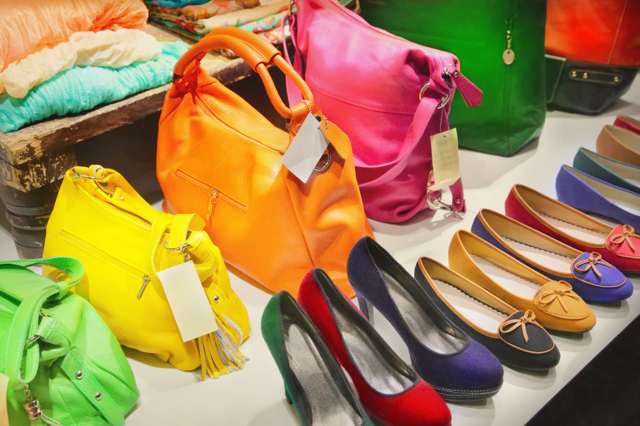 <b>Accesorios.</b> Los accesorios como las bolsas, los collares, las pulseras y los aretes también son una excelente opción. Solo cerciórate de que la persona a la que le darás no sea alérgica a cierto tipo de metales.