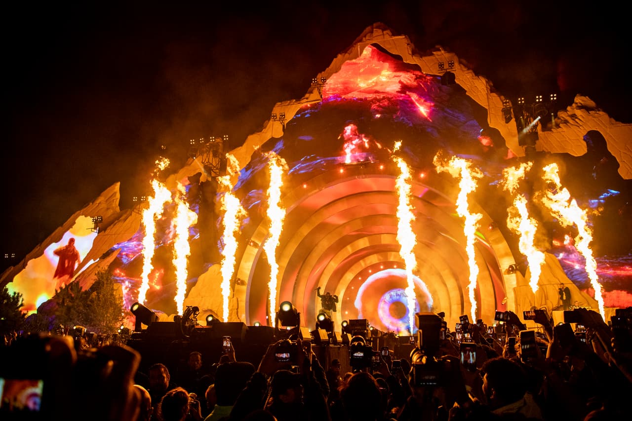 Videos muestran que Travis Scott continuó su concierto pese a que la gente pedía auxilio