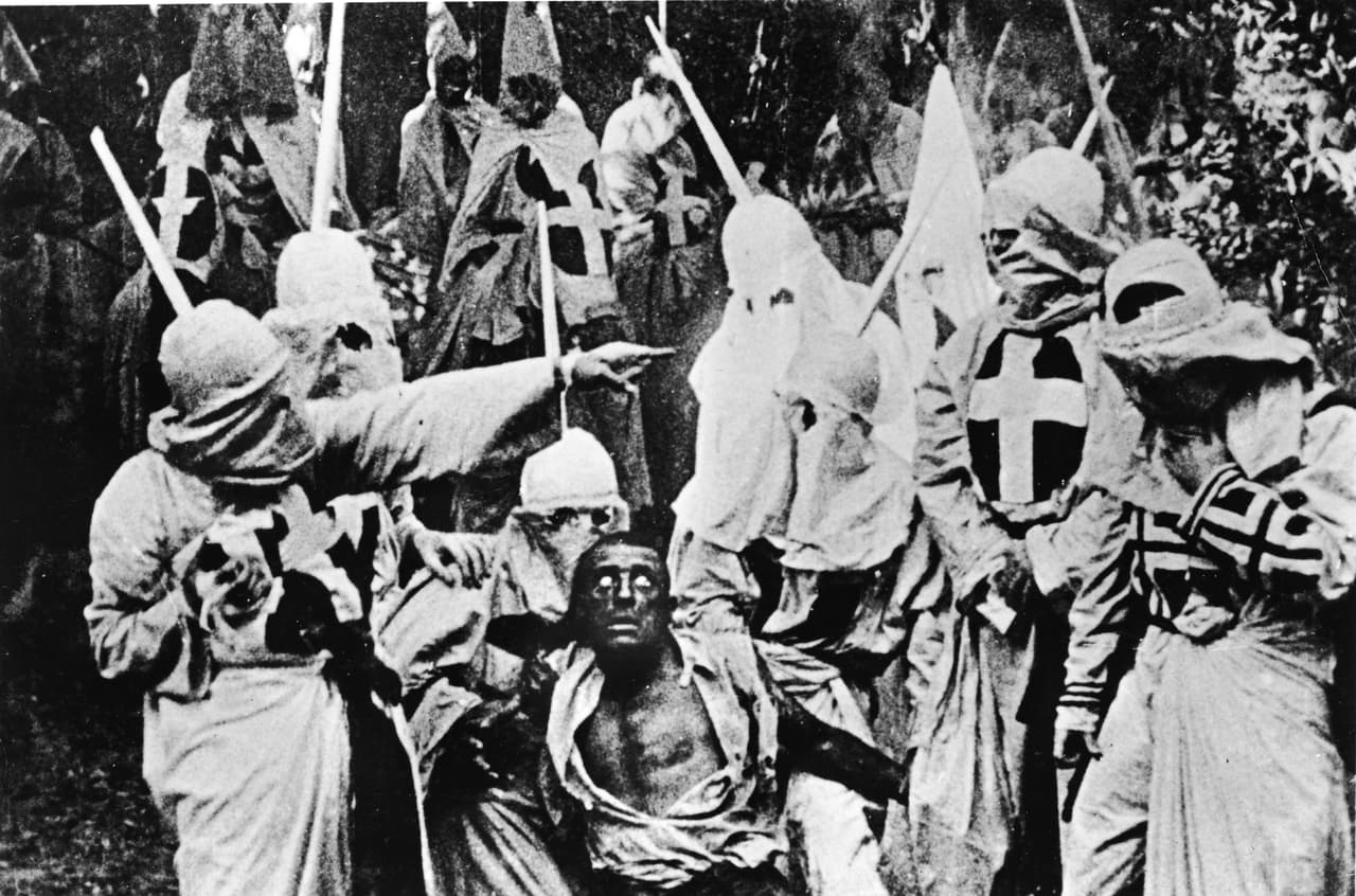Imagen de la película 'El nacimiento de una nación'. "En el filme 
<i>'The Birth of a Nation'</i> (1915) se veía a hombres negros representados como violentos y acosadores sexuales detrás de mujeres blancas, salvadas por hombres blancos", dice señala Thompson Summers a Univision Noticias, en referencia a un clásico del cine estadounidense dirigido por DW Griffith que tiene fuertes connotaciones racistas.