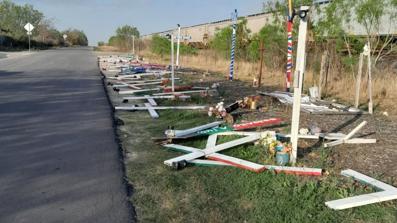 Tumban ofrenda dedicada a los 53 inmigrantes hallados muertos en un tráiler en San Antonio 