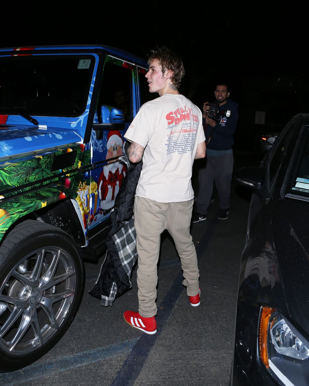 El intérprete de 'Sorry' fue captado hace unos días saliendo de un partido de hockey, lo cual no es noticia, ya que sabemos es fanático de este deporte. La gran sorpresa fue verlo abordar su lujosa camioneta
<b> Mercedes-Benz Clase G</b> decorada en su totalidad con motivos navideños.