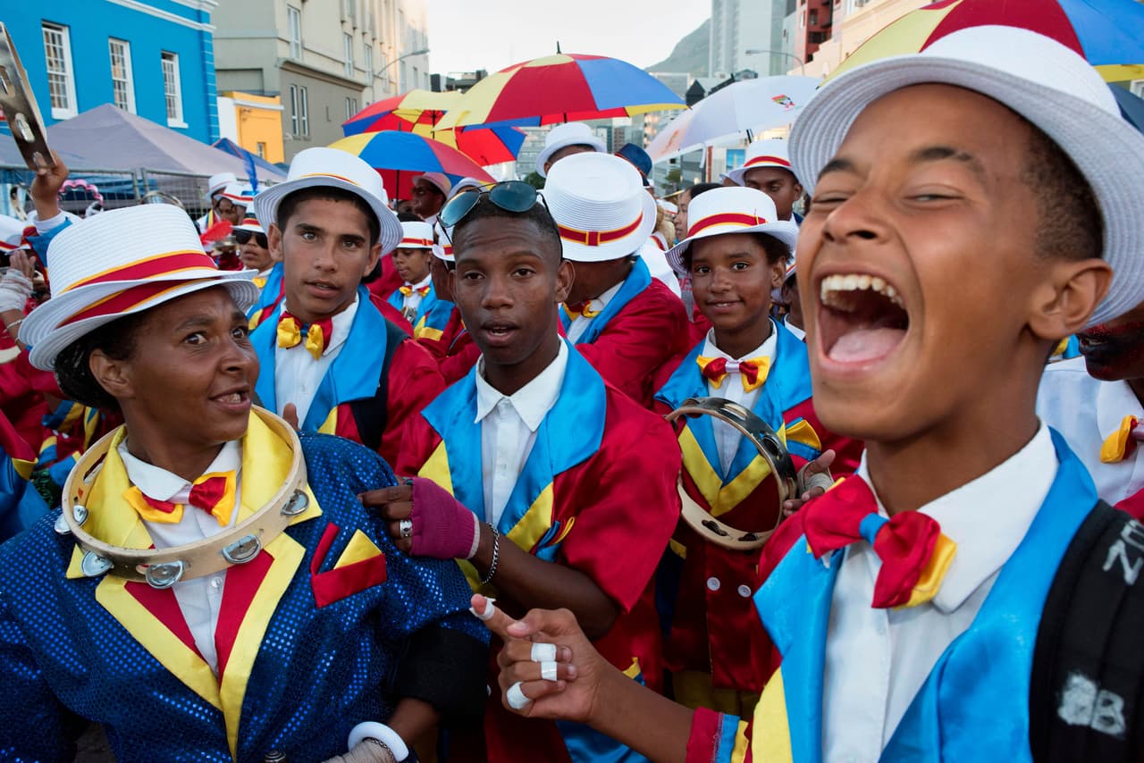 <b>Ciudad del Cabo </b>
<br>
<br>Según el portal de turismo de la ciudad sudafricana, los eventos de año nuevo estarán permitidos pero con severas restricciones. Entre ellas están los cierres tempranos de los locales y estrictos toques de queda. “Las mascarillas son obligatorias en todos los espacios públicos, no usarlas se considera un delito”, 
<a href="https://www.capetown.travel/where-to-celebrate-new-years-eve-2021-2022-in-cape-town/"><u>se lee en el portal</u></a>.
<br>