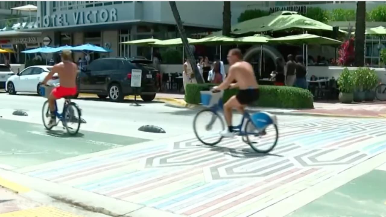 Miami Beach defiende el cruce peatonal con colores del arcoíris