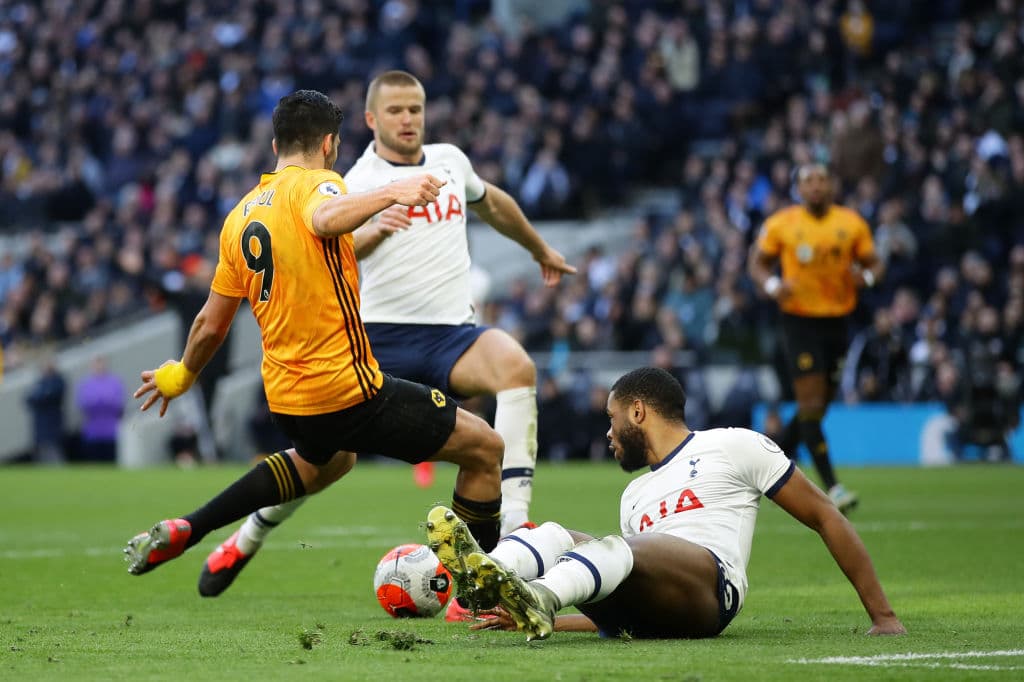 Raul Jimenez se quita a un defensa para perfilarse y con pierna izquierda tirar para gol.