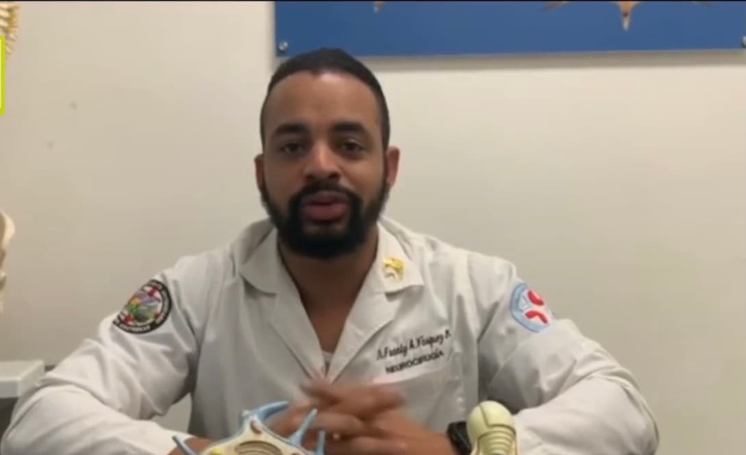 El neurocirujano, Franly Vásquez Burgos, señala que este padecimiento se trata de un trastorno neurodegenerativo progresivo que puede ser transmitido por los padres portadores del gen a sus hijos. “Lamentablemente esta enfermedad no tiene cura, pero sus síntomas pueden ser tratados”, indica advirtiendo que la expectativa de vida de estos pacientes suele ser entre 15 y 20 años después del inicio de los síntomas.
<br>