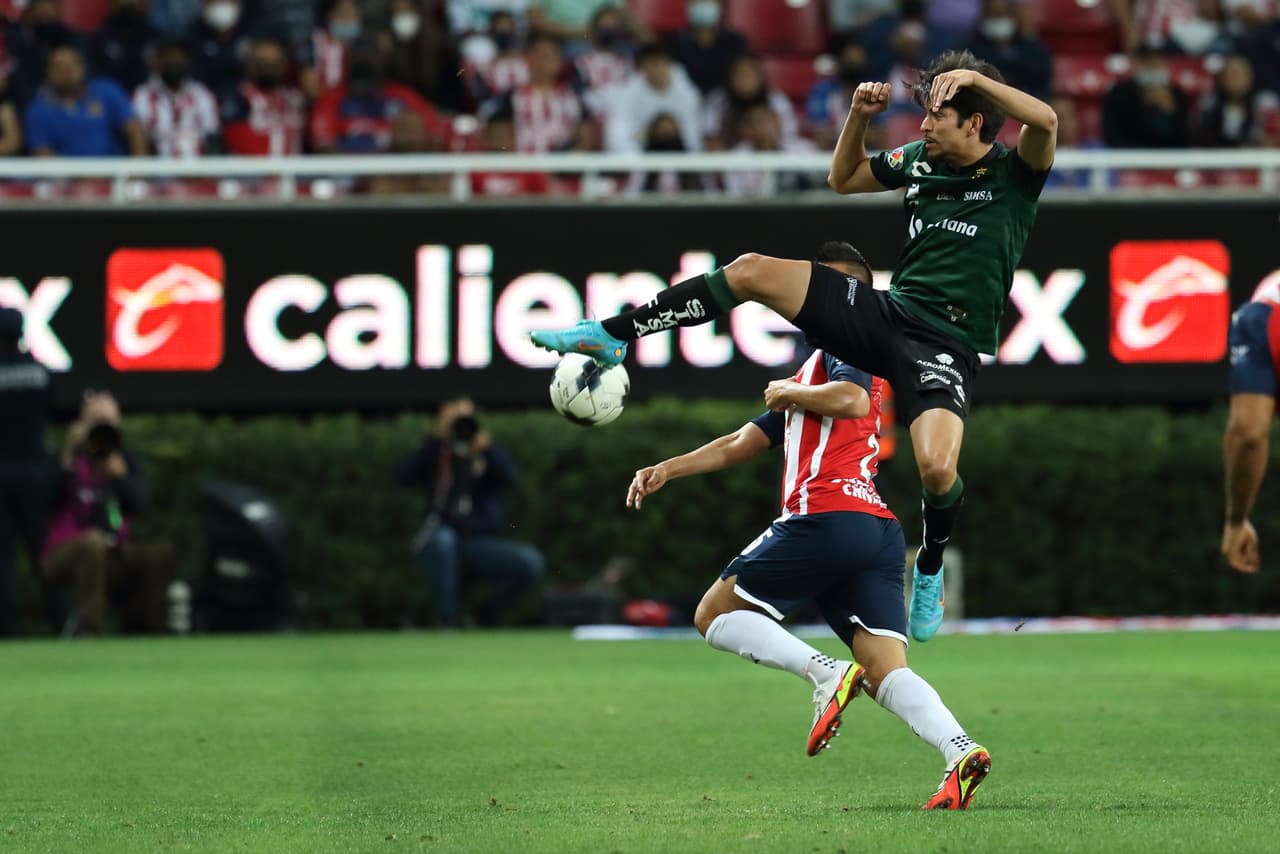 El primer tiempo careció de emociones y presentó un ritmo trabado con ambos equipos buscando la fórmula para adelantarse en el marcador.