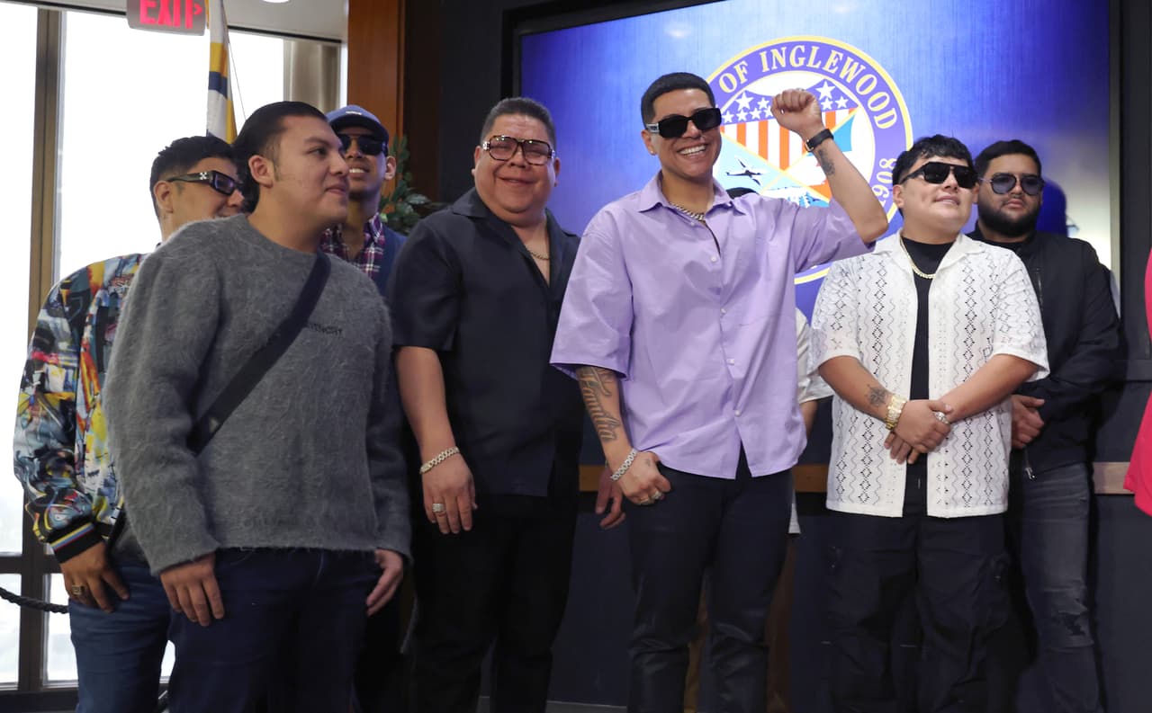 Otro caso reciente es el de 
<b>Grupo Firme</b>, quienes informaron a través de sus redes sociales la cancelación de uno de sus conciertos en California debido a problemas con sus visas y las de su equipo.
<br>La presentación estaba programada para el 1 de junio, en el Valle de Napa, como parte de 'La Onda Fest'.
<br>Al igual que Javier Rosas, el grupo señaló en un comunicado que se trata de un proceso administrativo: “Actualmente, las VISAS de Grupo Firme y el equipo de Music VIP se encuentran en 
<b>proceso administrativo</b> por parte de la Embajada de los Estados Unidos.”