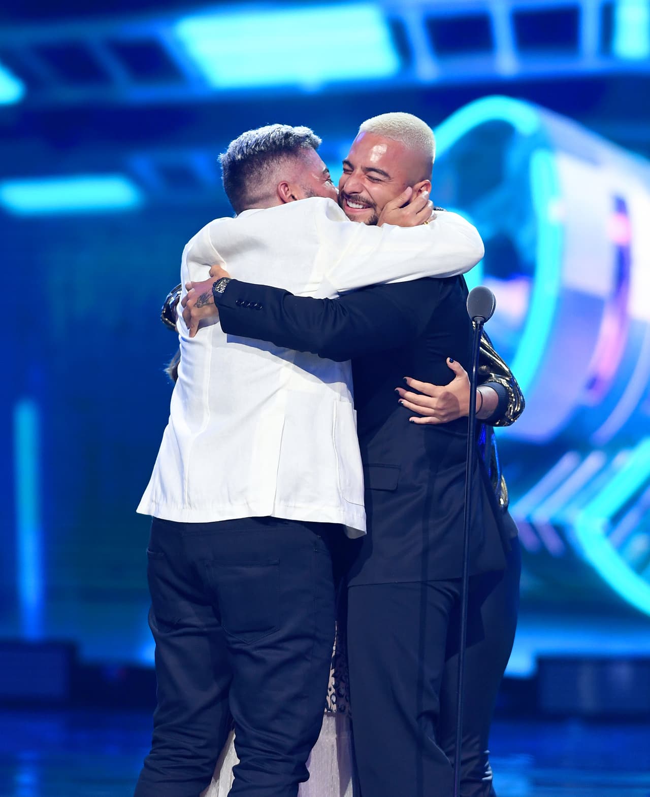 El momento fue tan emotivo, que el cantante colombiano se hizo acompañar en el escenario, por su madre, su hermana y su padre, quien orgulloso le dio un beso muy apretado en la mejilla.