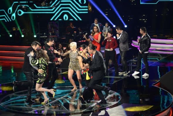 Los jueces subieron al escenario para darnos una clase de baile. Ana Torroja hasta se quitó los zapatos, Cristian Castro enseñó su movimiento de cadera a María León, Espinoza Paz bailó pegadito con Paty Cantú y Pee Wee se movió con candela.