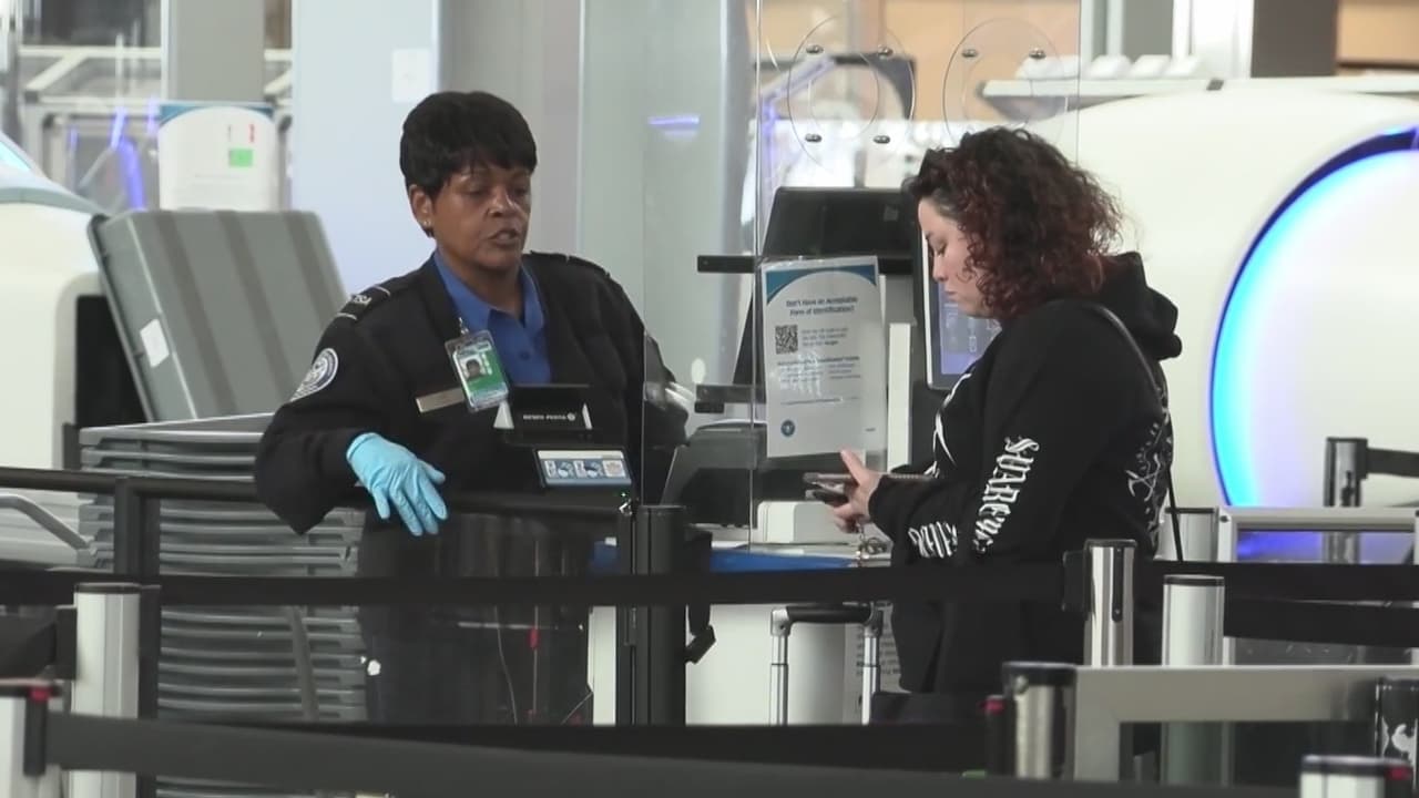 Escasez de agentes de TSA debido al ‘shutdown’ del gobierno federal genera preocupación en RDU