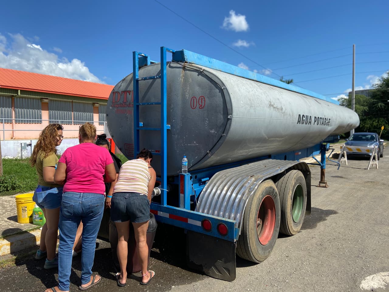 Refugiados en las afueras del Coliseo Mariano “Tito” Rodríguez en Guánica