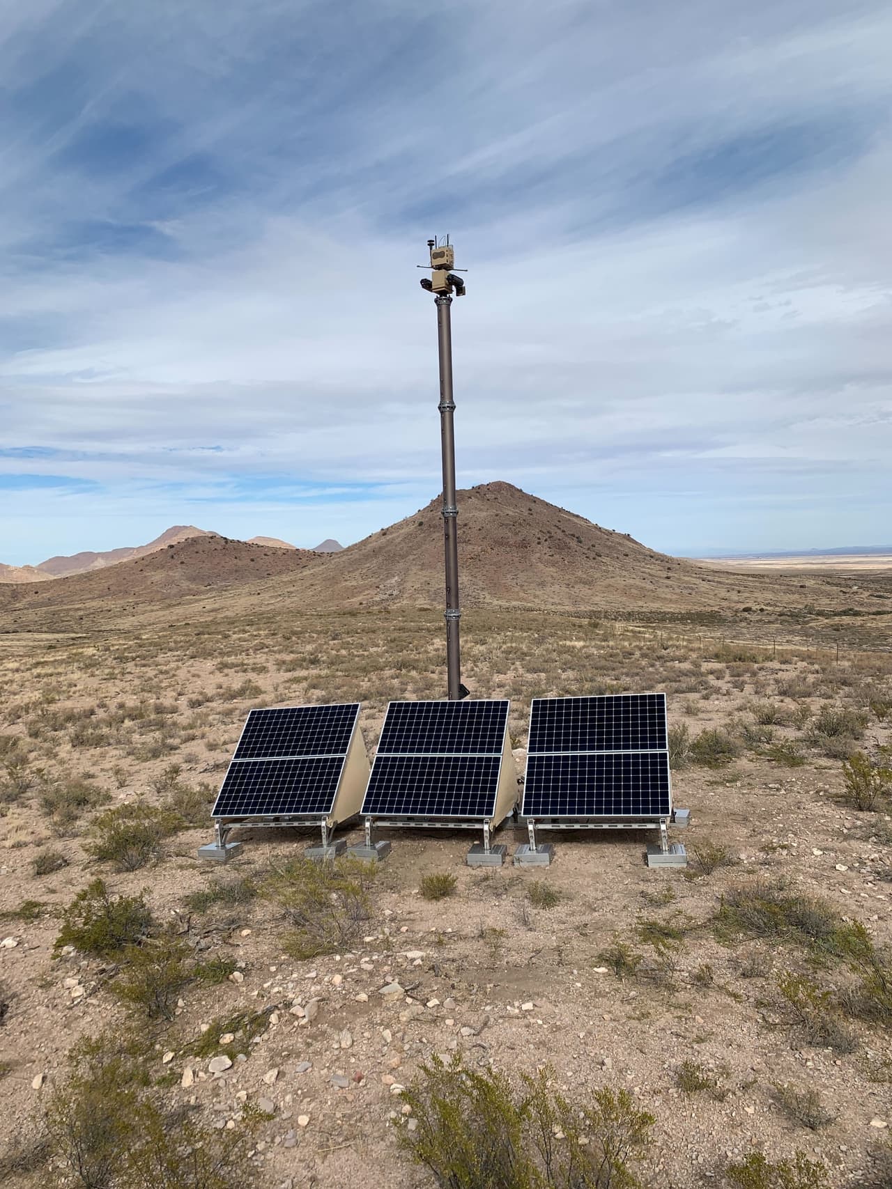 Con cámaras y sensores, los agentes en el lado estadounidense pueden ver cuando un auto atraviesa el muro fronterizo. Los 54 migrantes fueron procesados por ingreso ilegal al país.