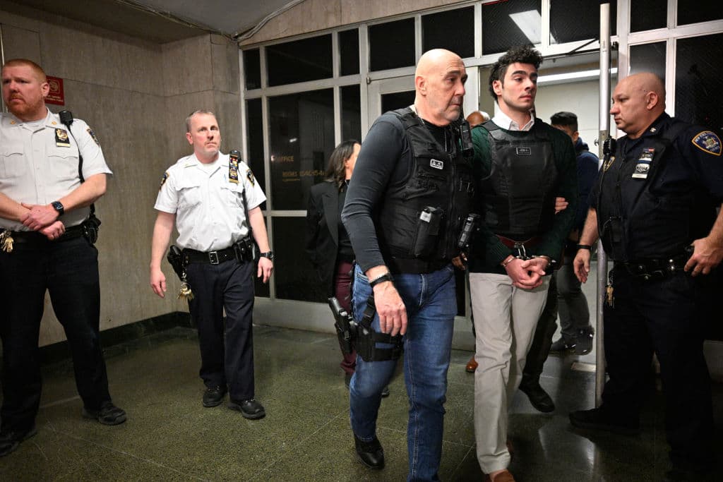 <b>Soporte financiero y legal -</b> El acusado expresa gratitud por los aproximadamente 30,000 donantes que han contribuido más de $1 millón para su defensa legal. También agradece a quienes han aportado a su cuenta de comisariato, permitiéndole adquirir artículos básicos como productos de higiene, alimentos y una tableta. Específicamente menciona a 
<b>su abogada Karen Friedman Agnifilo</b>.