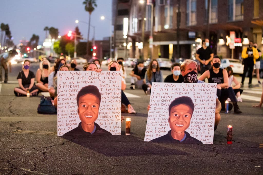 Acusan a tres policías y dos paramédicos por la muerte del joven afroestadounidense Elijah McClain