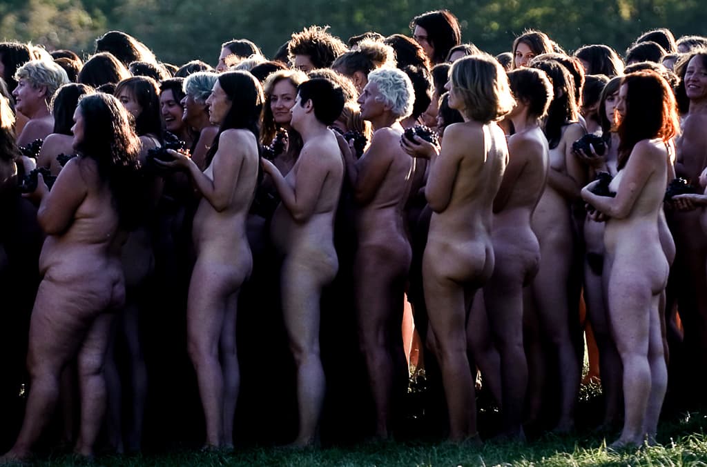 Spencer Tunick y su plan maestro de 100 mujeres desnudas para recibir a Donald Trump