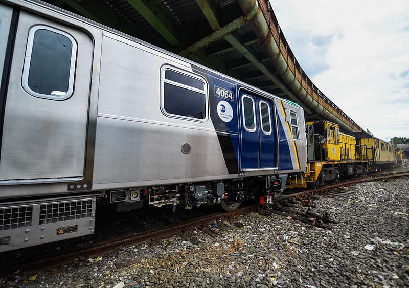 Los 640 nuevos vagones son una adición al pedido inicial de 535 que se anunció en 2018, lo cual eleva el número total de vagones R211 pedidos a 1,175, incluidos 75 de Staten Island.
<br>
<br>