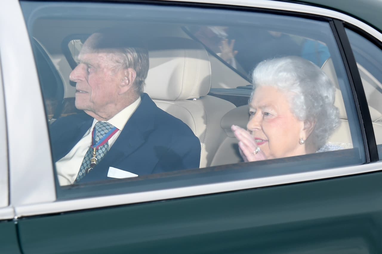 La mano 'asistente' fue un regalo de unos estudiantes Australianos, quienes no estaban seguros si el obsequio sería del agrado de Isabel II.