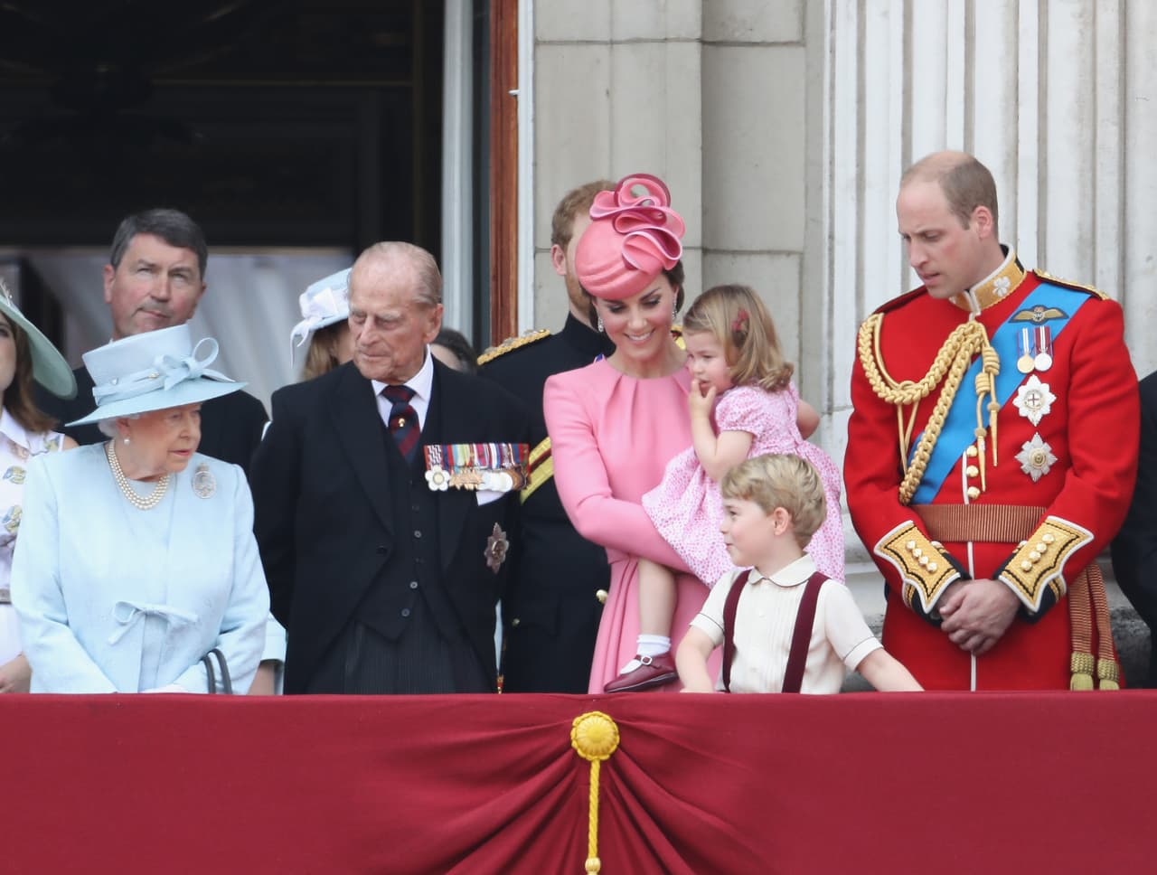En la vida de la familia real británica nada suele ser improvisado y desde este lunes 9 de abril, en horas de la mañana, el palacio de Buckingham comenzó a prepararse para la llegada del tercer hijo del príncipe William y Kate Middleton.