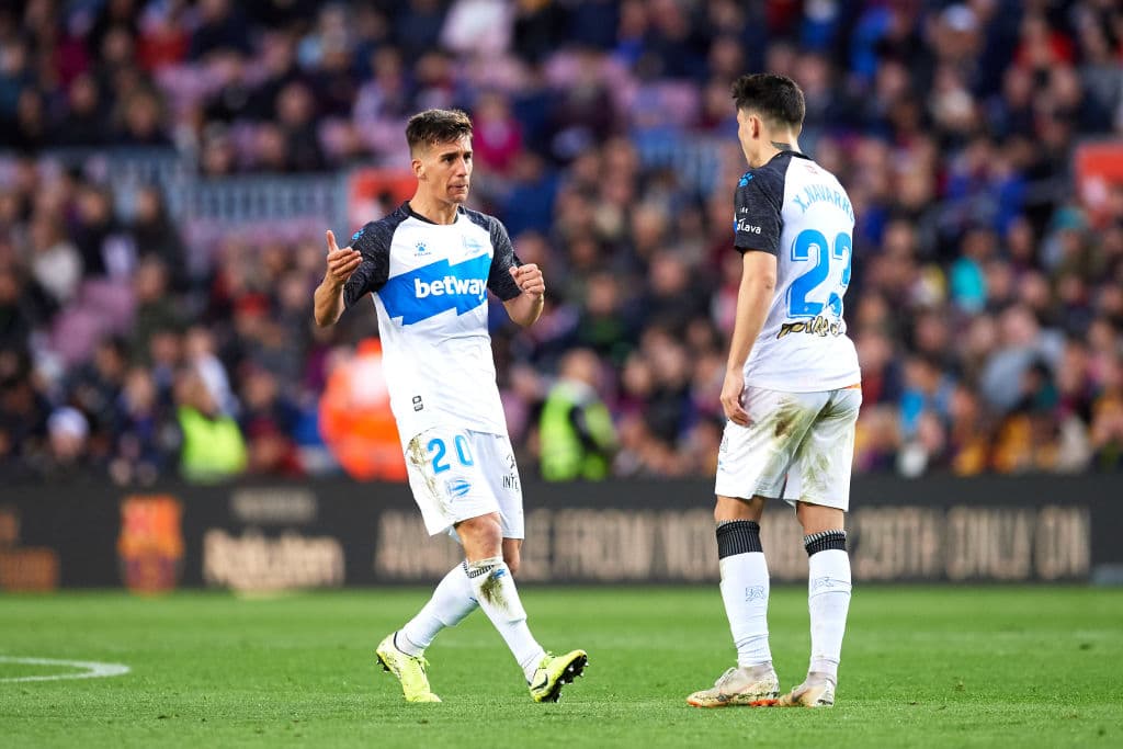 Barcelona golea en casa al Alavés y es super líder de La Liga española. Con goles de Suárez, Messi, Vidal y Griezmann, Barça se impone 4-1 al Alavés.