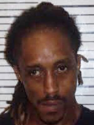 Jamaal Kenyatta Spell, de 32 años, fue detenido por la venta y entrega de metanfetamina. Si usted cuenta con información de alguna actividad ilícita, comuníquese con la Oficina del Alguacil del condado de Carteret al (252) 728-8400.