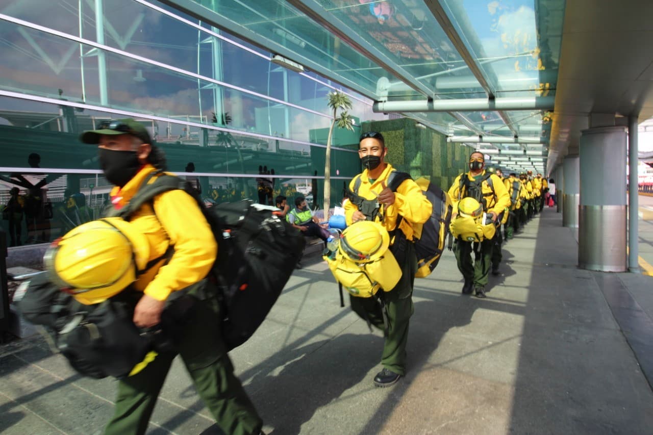 Los combatientes cuentan con equipo de protección personal, aptitud física y cumplen con el entrenamiento adecuado que solicitan las agencias forestales de los Estados Unidos.